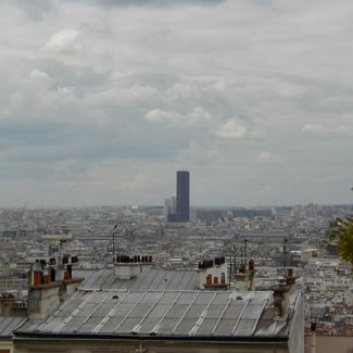 Вид на башню Монпарнас с Монмартра Tour Montparnasse - единственный небоскрёб, расположенный внутри городской черты Парижа