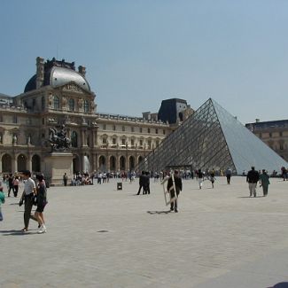 La Cour Napoléon du Louvre