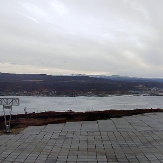 Kola Bay (Murmansk Fjord) Мурманск: Панорама Кольского залива-фьорда со смотровой площадки мемориала защитникам Заполярья «Алёша»