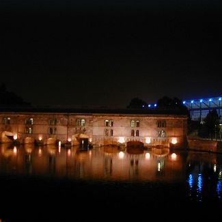 Barrage Vauban, Strasbourg Дамба Вобана - водослив реки Илль и мост XVII века из розового песчаника со старинными скульптурами