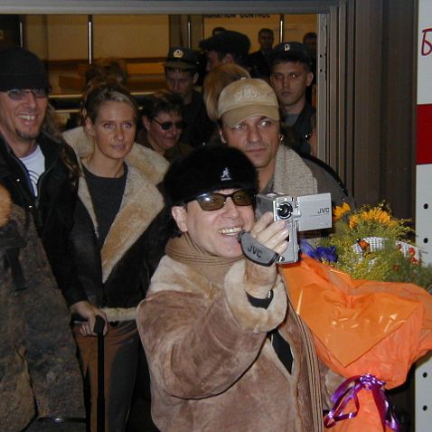 Irkutsk: The Scorpions arrival SCORPIONS - The Living Tour 2002: Прибытие группы Скорпионс в аэропорт Иркутска