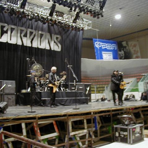 Ufa: The Scorpions sound check SCORPIONS - The Living Tour 2002: Саунд-чек группы Скорпионс перед концертом в Уфе