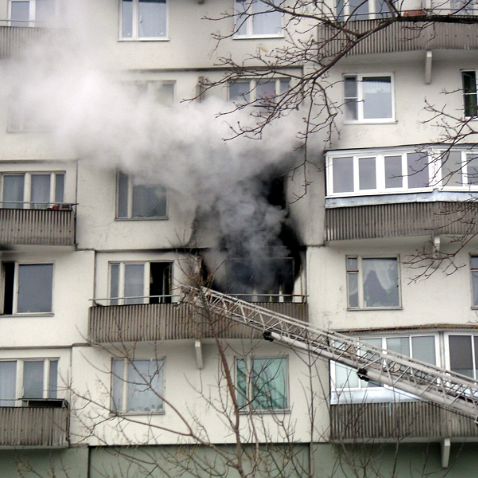 Moscow: Fire on Mira prospect Москва: Пожар в жилом доме на проспекте Мира