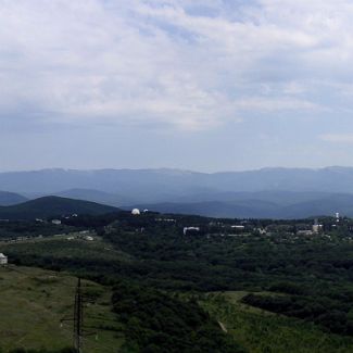 Crimea. Panoramic view from Mt. Selbukhra Крым. Круговая панорама с горы Сельбухра. Крымская астрофизическая обсерватория в центре. Справа пещерный город Тепе-Кермен.