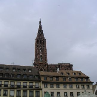 Notre-Dame de Strasbourg: La flèche de la tour nord Ажурный ступенчатый шпиль северной башни Страсбургского собора