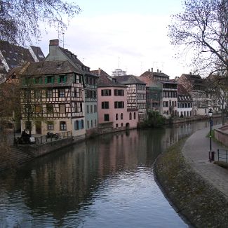 L'Ill et le quartier de la Petite France, à Strasbourg. Река Иль в квартале Маленькая Франция в Страсбурге.