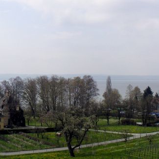 Bodensee panorama Панорама Боденского озера. Справа видна деревня Hagnau am Bodensee.