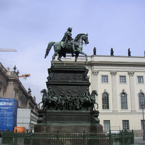 Berlin: Unter den Linden Strasse Германия: Берлин: Прогулка по бульвару Унтер-ден-Линден (Под Липами) от Александерплац до Бранденбургских ворот