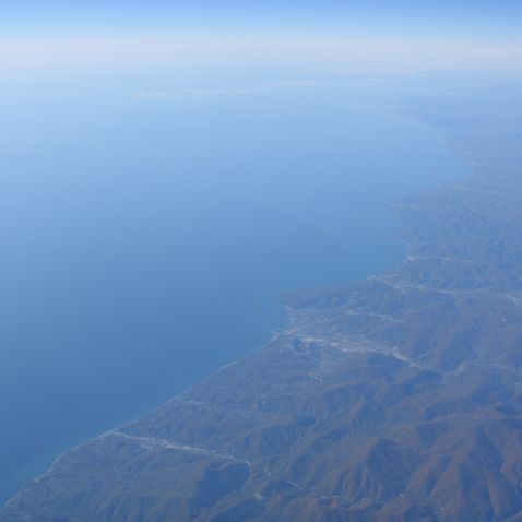 In flight: Black Sea: Russian seaside Российский берег Чёрного моря из самолёта вблизи Туапсе