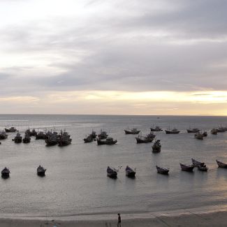 Mũi Né Harbor and fishing boats Вьетнам: Биньтхуан: Панорама залива из рыбацкой деревни Муй Не