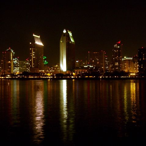 California: San Diego view from Coronado Island Калифорния: Ночной вид на город Сан-Диего с острова Коронадо