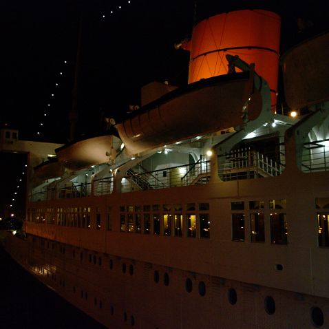 California: Long Beach: RMS Queen Mary Калифорния: Лонг-Бич: трансатлантический лайнер «Куин Мэри» названный в честь королевы Великобритании Марии Текской....