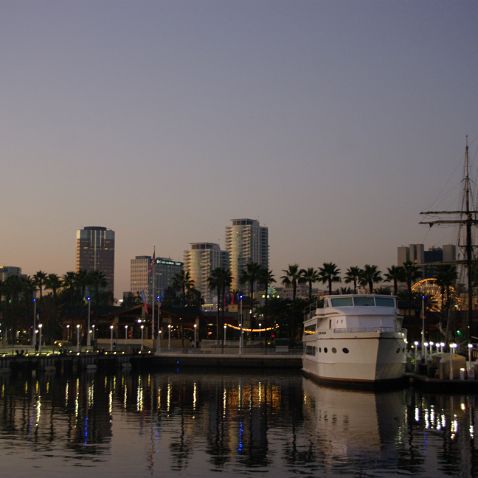 California: Long Beach: Evening in Shoreline Village Калифорния: Вечер в деревне Шорлайн на набережной города Лонг-Бич