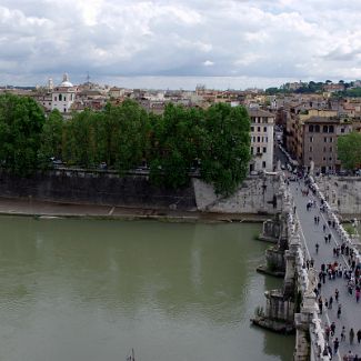 Панорамный вид на Тибр и на Элиев Мост из замка Святого Ангела в Риме Tibr & ponte Sant'Angelo