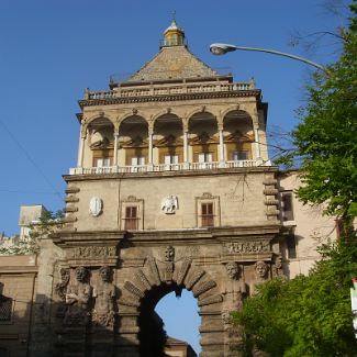 Новые ворота в Палермо Ворота в виде триумфальной арки построены в честь победы короля Карла V Габсбурга в Тунисской войне.