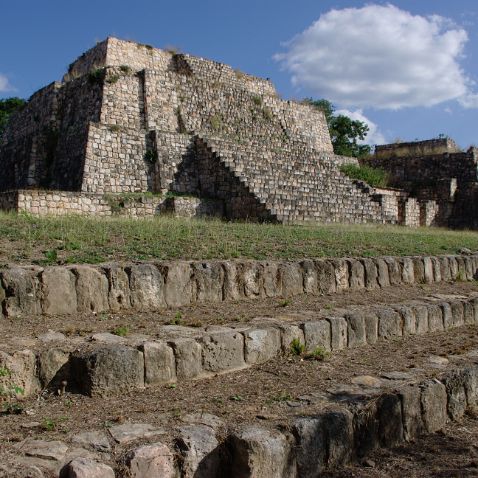 Mexico: Yucatan: Oxkintok Mayan ruins Мексика: Юкатан: Ошкинток - руины древнего города майя на полуострове Юкатан в 70 км от Мериды. Oxkintok на языке...