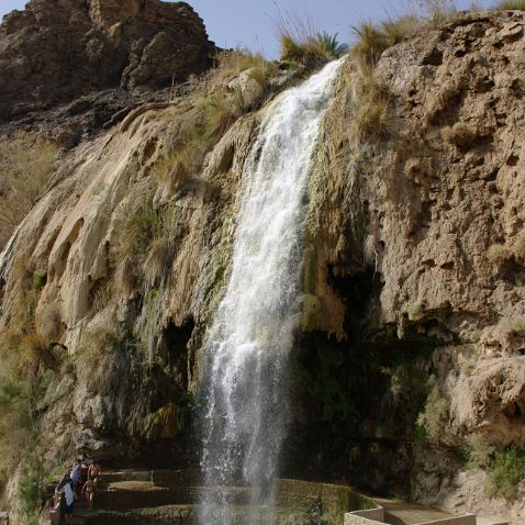 Jordan: Hammamat Ma'in Минеральные источники Hammamat Ma'in. Горячая вода тут течет не из под земли, а падает с гор шумными горячими...