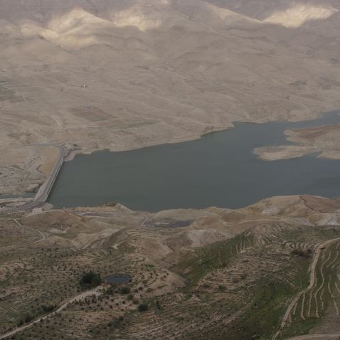 Jordan: The King's Highway & Wadi Mujib Примерно в часе езды от Иорданской Крепости Эль-Карак на север в сторону Мадабы старый Королевский хайвей пересекает...