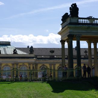 Schloss Sanssouci: Ehrenhof mit Kolonnaden Дворец Сан-Суси: Двор с колоннадами на северной стороне