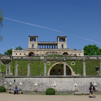 Orangerieterrassen vor dem Hintergrund des Orangerieschloss Оранжерейная терраса на фоне Оранжерейного дворца