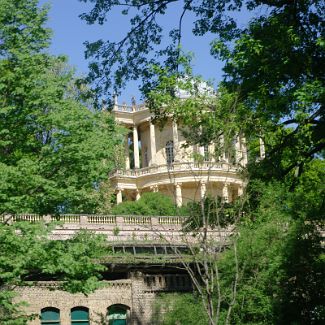 Belvedere auf dem Klausberg Бельведер на Клаусберге - историческое здание в Потсдаме на горе Клаусберг к северо-западу от парка Сан-Суси