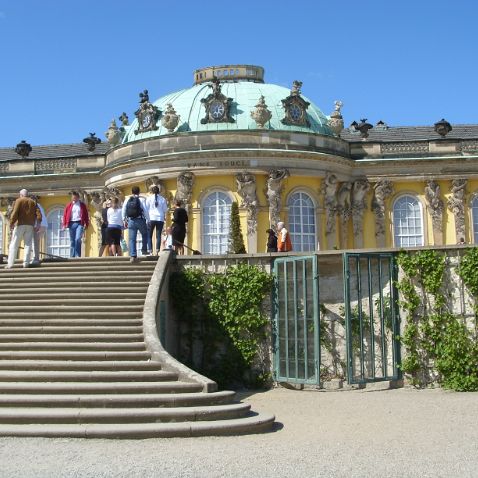 Deutschland: Potsdam: Schloss Sanssouci Дворец и парк Сан-Суси - главная достопримечательность Потсдама