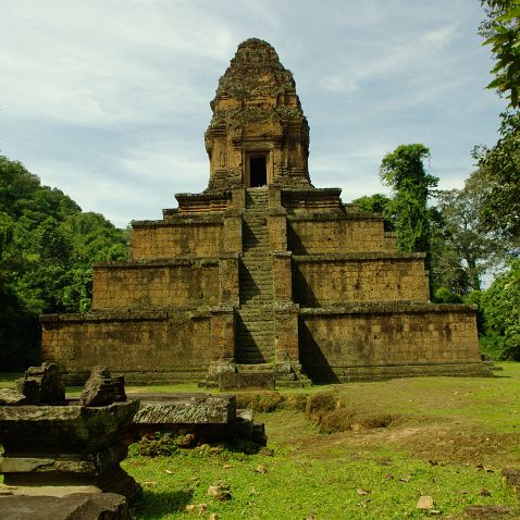 Prasat Baksei Chamkrong, Cambodia Индуистский храм Баксей Тьямгкронг в Ангкоре посвящённый богу Шиве // ប្រាសាទបក្សីចាំក្រុង