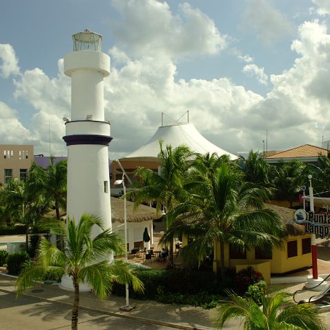 Mexico: Arrival to San Miguel de Cozumel Прибытие круизного лайнера MSC Poesia в мексиканский порт Сан-Мигель-де-Косумель