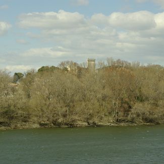 Замок Château de Beaucaire на правом берегу Роны