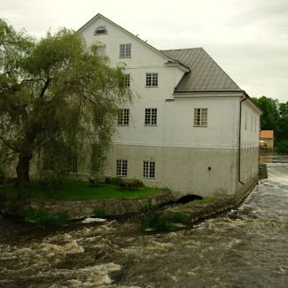 Upplands Museum Вид на Музей Уппландии с моста Домброн через реку Фирис