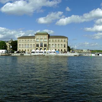 Stockholms ström panorama Панорама залива Stockholms ström. В центре виден Национальный музей Швеции, правее Церковь Шеппсхольмен, а левее Гранд Отель Стокгольм и Дворец Ферзенов