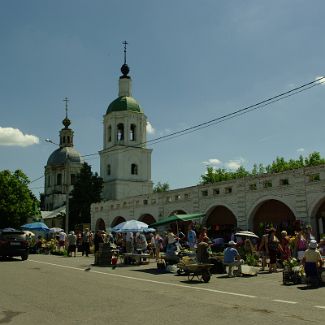 Торговые ряды XVIII века в Зарайске На заднем плане Троицкий храм