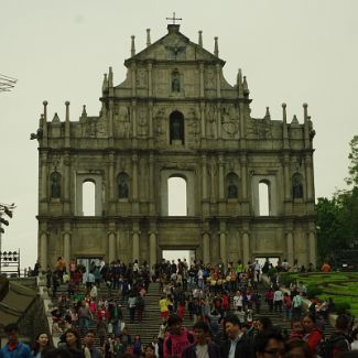 Jesus Memorial Square, Macau 大三巴牌坊 | За площадью - руины Собора Святого Павла в Макао