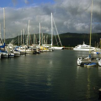 Australia: Queensland: Cairns Marina Австралия: Квинсленд: Панорама яхтенной марины в Кернсе