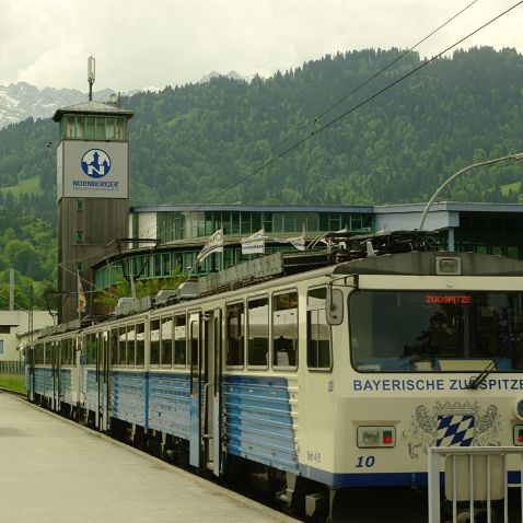 Germany: Bavaria: Bayerische Zugspitzbahn На плато Цугшпитце можно подняться из Гармиш-Партенкирхена на горном поезде Цугшпитцебан карабкающемся в гору при помощи...