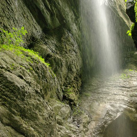 Germany: Bavaria: Die Partnachklamm Горная река Партнах спускаясь с горного массива Цугшпитце прорезала в скалах каньон Партнахкламм с крутыми вертикальными...