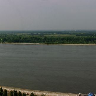 Volga river panorama Панорама Волги от памятника В.П.Чкалову в Нижнем Новгороде. Слева виден Кремль и за ним место впадения Оки в Волгу. Справа на горизонте город Бор.