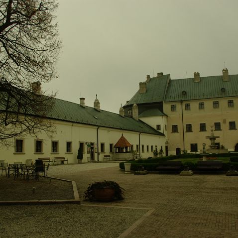 Slovakia: Červený Kameň Castle (Замок Червеный Камень)