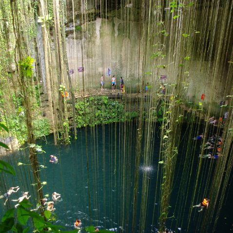 Mexico: Yucatán: Cenote Ik Kil Мексика: Юкатан: Сенот Ик-Киль. В переводе с юкатекского языка Ik Kil означает - 