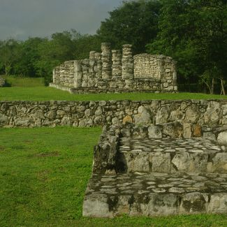 Структура с колоннами Q-64 в Майяпан A ruined structure Q-64 in Mayapan.