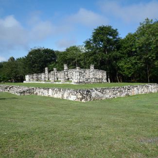 Структура с колоннами Q-64 в A ruined structure Q-64 in Mayapan.