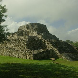 Храм расписных ниш в Майапан Temple of Painted Niches (Structure Q-80), Mayapan Mayan archaeological site, Yucatan, Mexico