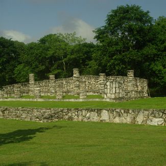 Структура с колоннами Q-64 в Майяпан A ruined structure Q-64 in Mayapan.