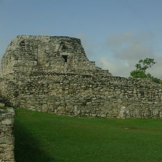 Храм расписных ниш в Майапан Temple of Painted Niches (Structure Q-80), Mayapan Mayan archaeological site, Yucatan, Mexico