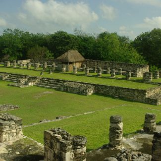 Структура с колоннами Q-97 в Майяпан A ruined structure Q-97 in Mayapan