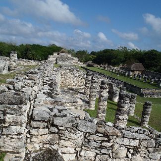 Структура с колоннами 87a в Майяпан A ruined structure 87a in Mayapan