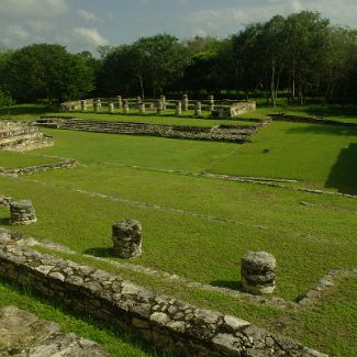 Структура с колоннами 152с в Майяпан A ruined structure 152с in Mayapan