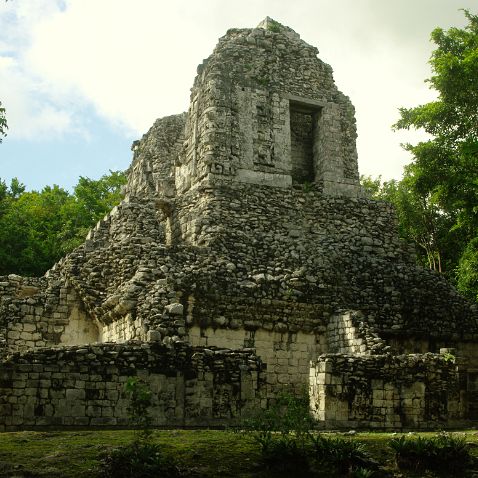 Mexico: Campeche: Chicanná Maya archaeological site Мексика: Чиканна - руины города цивилизации майя в штате Кампече со зданиями в стилях Ченес и Рио-Бек. В переводе с...