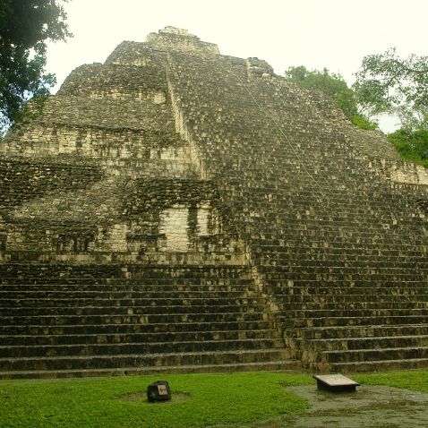 Mexico: Campeche: Becán Maya archaeological site Мексика: Бекан - руины города цивилизации майя в штате Кампече. В переводе с юкатекского языка: Бекан - ров,...