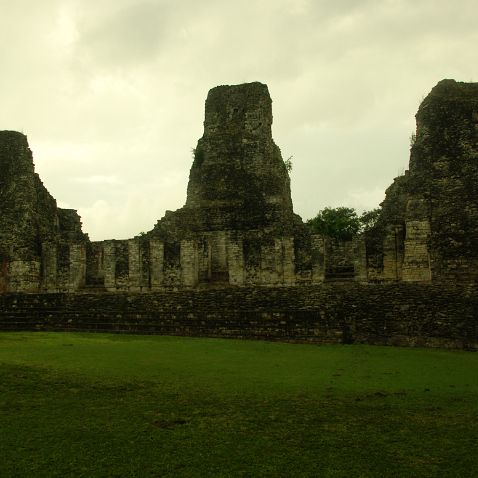 Mexico: Campeche: Xpuhil Maya archaeological site Мексика: Шпухиль - руины города цивилизации майя в штате Кампече. В переводе с юкатекского языка: Шпухиль - кошачьи...